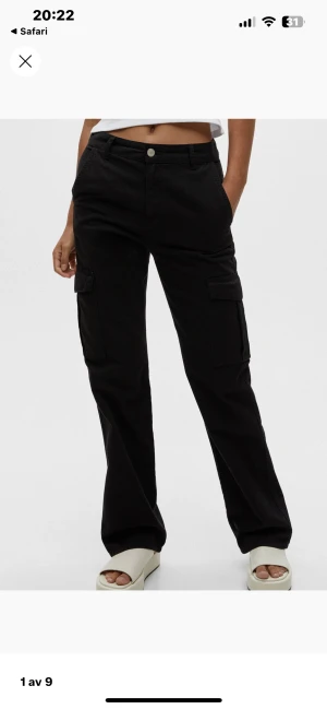 Svarta cargopants från Pull&Bear - Svarta cargobyxor från Pull&Bear med raka ben. Byxorna har normal passform och midwaist. Köpta för 380kr men säljer för 100kr! Använda 1-2 gånger så de är i mycket bra skick! Skriv privat om du vill ha fler bilder eller har frågor!🩷