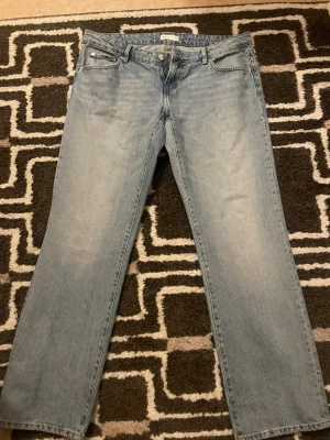 Perfekt ljusblå jeansbyxor, strl 44 - Snygga low waist ljusblå jeansbyxor från Gina Tricot i rak modell med coola sömmar på bakfickorna. Använde en gång (säljer för att de är för low waist)