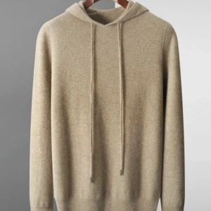 Beige hoodie i 100% merinoull med huva - Snygg beige hoodie i mjuk merinoull med huva och långa ärmar. Tröjan har snörning framtill och ribbade muddar vid ärmslut och nederkant. Perfekt för dig som gillar stilren och chill look.