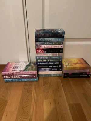 Samling av Nora Roberts-böcker - En samling av Nora Roberts-böcker. Perfekt för dig som gillar romantik, spänning och berättelser som fångar dig direkt. Passar unga vuxna och vuxna. Pocketböckerna kostar 40-50kr/st och de inbundna kostar 60-70kr/st. Priserna kan dock diskuteras vid paketpris‼️