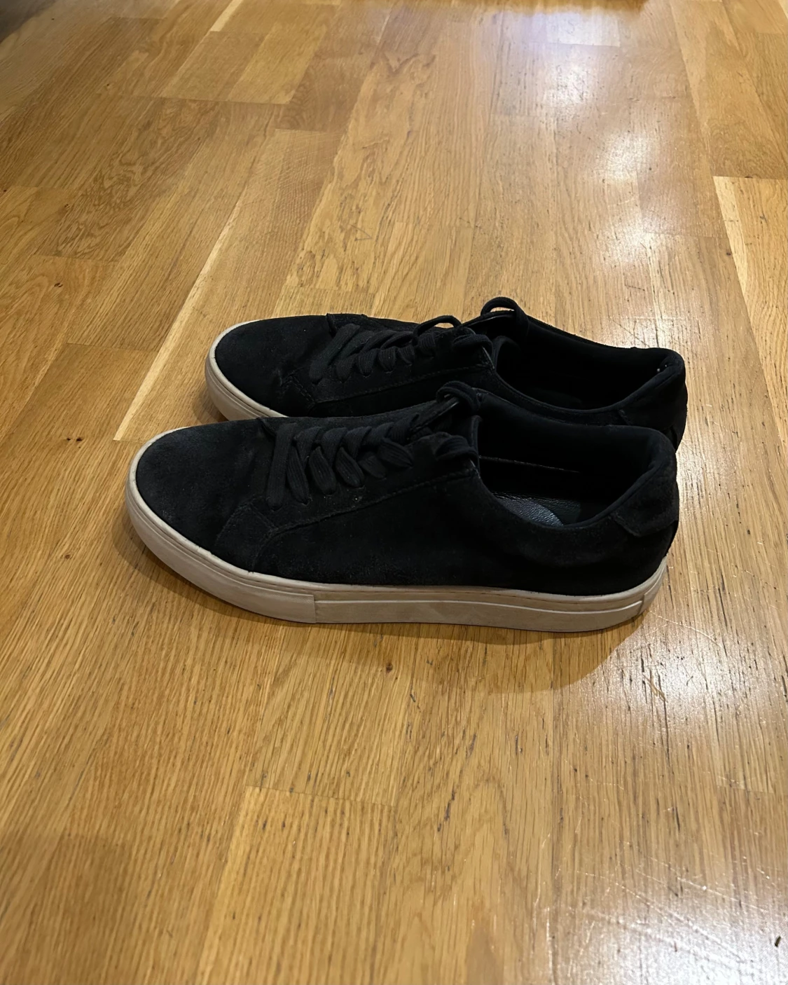 Svarta sneakers i mocka från Vagabond 