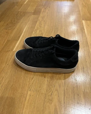 Svarta sneakers i mocka från Vagabond  - Nu säljer jag mina vagabond skor i storlek 40. Dem har inget hål i sulan och är väldigt fräscha. Väldigt snygga nu till vinter också o navy. 