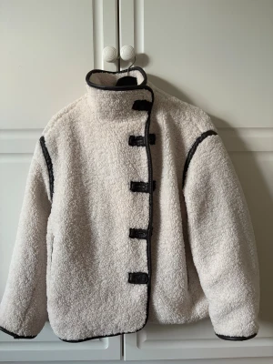 Jacka från Hm  - Säljer min fina fina jacka från hm. Som ny 