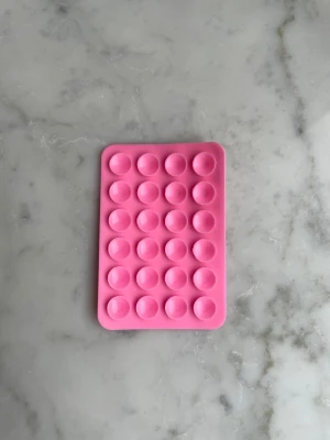 Mobilhållare  - Mobilhållare med sugproppar, finns fler färger se i min profil 💕