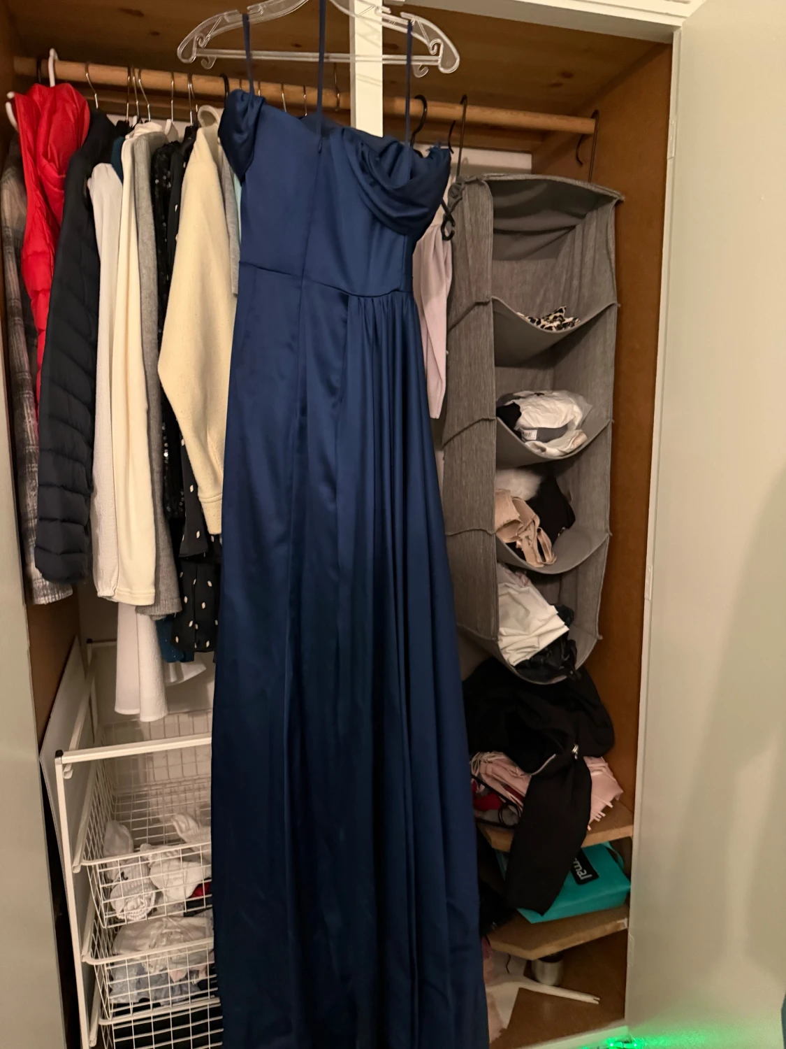 Marinblå långklänning i satin - 1