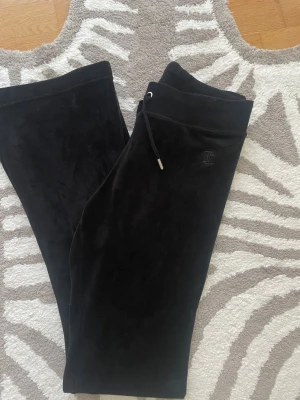 Svarta mjukisbyxor Juicy Couture S - Säljer dessa då de är aningen korta för mig (är 165 cm). Skulle säga att de är en xs-S, de har väldigt fin passform, inga fickor där bak och bara en enkel logga där fram.
