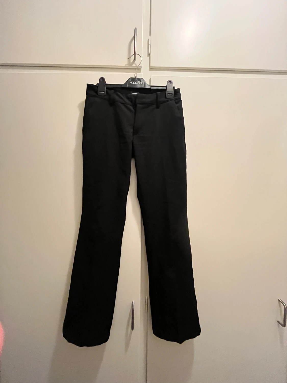 Svarta Vera flare kostymbyxor BikBok