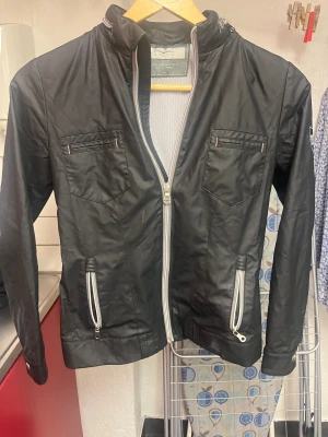 Animo jacka - Svart regn jacka från anion som är bekväm och snygg att rida i storlek xs.