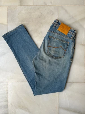 Jacob Cohen ljusblå jeans 688 Comfort - Snygga ljusblå jeans från Jacob Cohen, modell 688 Comfort i bra skick!                                     ————————————————————————                                                             📐| Storlek: w31                                                      👖| Märke: Jacob Cohën                                        🔎 | Skick: Bra                                                          💵 | Ny Pris: 5199kr                                                 ✍🏻 | Skriv om du har några frågor