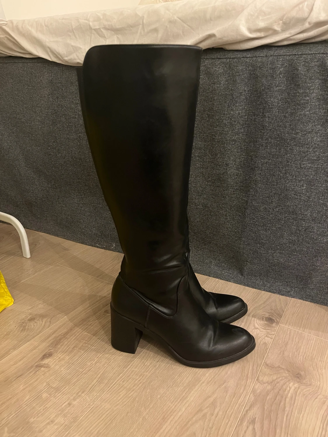 Svarta höga stövlar med klack