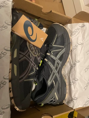 Svarta Asics sneakers med mesh och detaljer - Helt nya Asics med låda, tag, metal logga osv… skickar samma dag eller dagen efter ‼️