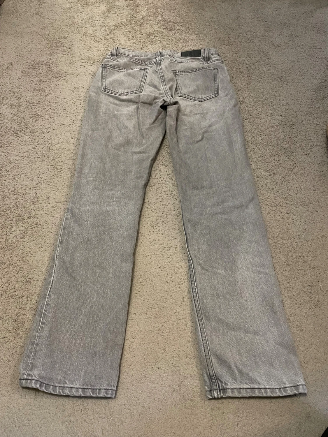  Ljusgråa straight jeans med låg midja - 1