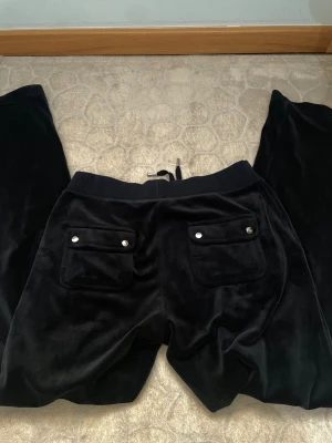Mörkblåa  mjukisbyxor från Juicy Couture - Säljer mina mörkblåa juciy coture byxor! Storlek S, ingen skador! 