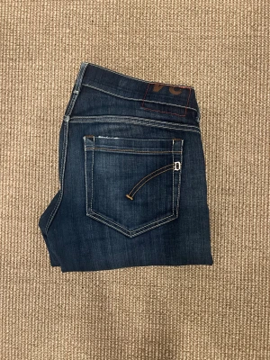 Dondup Jeans - - Dondup jeans - Modell george skinny fit - Blå färg - Skick 8/10 - Storlek 34 sitter som 32 - killen på bilden är 180 och väger 72 kg 