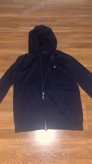 Mörkblå Morris Hoodie - Säljer nu denna merinoull Tröjan från Morris som är i storleken X-LARGE men passar även bra till LARGE. Skicka gärna ett bud, samt skriv vid frågor o funderingar!