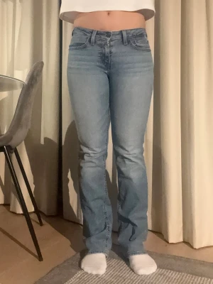 Levi’s jeans - Säljer mina lågmidjade Levi’s jeans eftersom de har blivit för små för mig. Storlek 24.