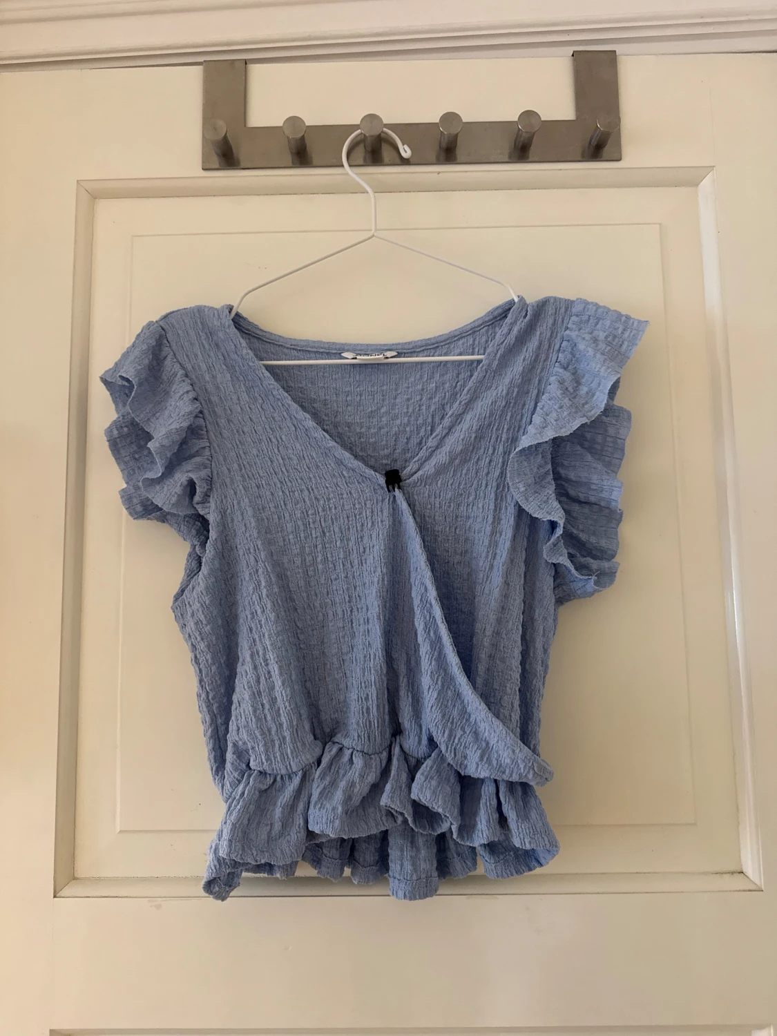 Blå omlottopp med volang från Monki - 1