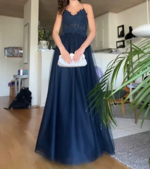 Mörkblå balklänning - Sååå fin mörkblå balklänning med glittrande detaljer och broderier upptill!!❣️den är från JJ’s house och köptes för 2300 kr (endast använd en gång). Storleken är XS (34)❣️inga defekter!!