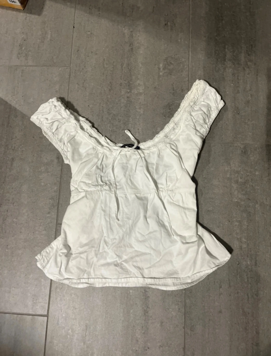 Vit blus med spets från Brandy Melville