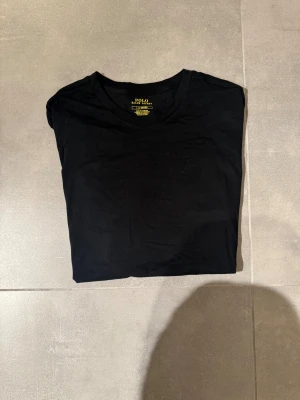 Svart t-shirt från Polo Ralph Lauren - Tjena! Säljer en Ralph lauren t shirt som aldrig har varit använd utan bara legat i garderoben! Tröjan är i L och har loggan i nedre hörnet! Hör av er vid fler frågor eller funderingar!