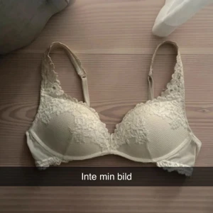 Beige spets-bh med broderade detaljer - Köpte denna för 300 kr. säljaren sa att den är mer 75b. Den är för liten för någon som har kupa b då den är med push-up, därför säljer jag den vidare.                                   Originaltext; Säljer en beige intimissimi bh i storlek 75 A men skulle säga mer 75 B. 