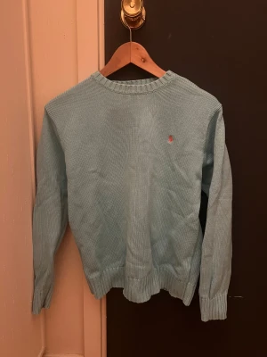 Ralph lauren tröja - Stickad tröja från Ralph lauren. Lappen med storleken är inte kvar men den sitter som en xs/s.