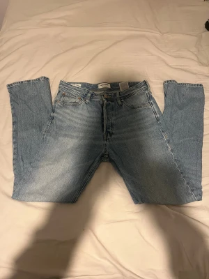 Jack & Jones Relaxed Chris ljusblå jeans - Ljusblå jeans från Jack & Jones, modell Relaxed/Chris. Ett par välomtagan jeans med fin ljusblå färg med en fin ljus tvätt. Jeansen har en straight passform och har inga skavanker. Storlek 29/32, vid eventuella frågor är det bara o höra av dig mvh! 