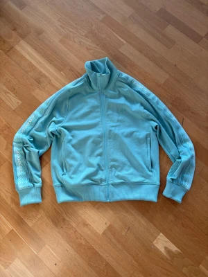 Lacoste kofta - Säljer en typ cyan aktig kofta från Lacoste. Bara legat i gaderoben i nått år sen jag köpte den från hede fashion outlet. Kanske haft på mig den nån enstaka gång men annars i toppskick. Vill bli av med den snabbt så kom med bud.