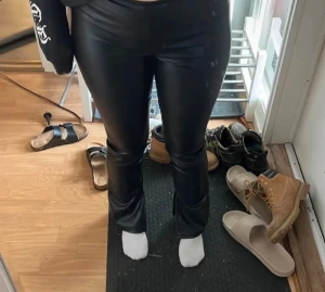 Svarta skinnbyxor - Säljer ett par helt nya skinnbyxor med slits längst ner. Endast används 1 gång och priset kan diskuteras💞