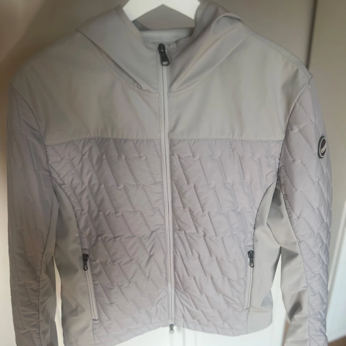 Ljusgrå quiltad jacka från Colmar