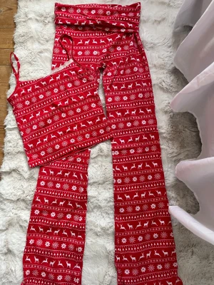 Julpyjamas  - Julpyjamas från Gina tricot. Storlek 158/164 men passar också mig som har xs❤️