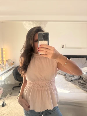 Ljusrosa blus från NA-KD - Supersöt ljusrosa blus från NA-KD i storlek S. Knappt använd! 💕 