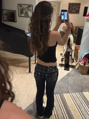 Lågmidjade miss me bootcut jeans - Säljer mina älskade miss me bootcut jeans med extremt låg midja. Är lite använda men det syns knappt.