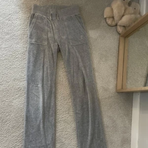 Juicy couture byxor - Säljer ett par grå juicy byxor. Dom kommer ej till användning då jag själv använt dom 2 gånger. Dom har inga tecken på användning!