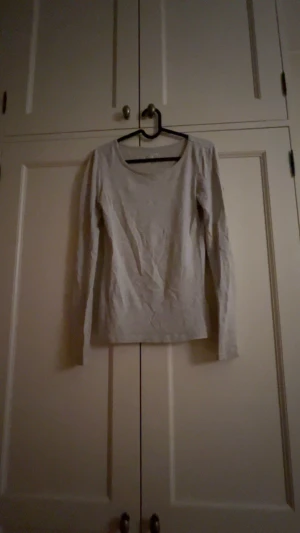 Grå långärmad tröja  - Grå tröja från Cubus. Använt skick. jätteskön!! 
