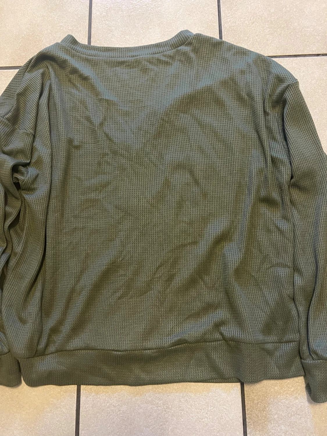 Olivgrön ribbad tröja  med dekorativa knappar - 3