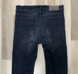 Tiger of Sweden - Snygga svarta jeans från Tiger of Sweden🐯Storleken är W33/L32 och modellen ser ni på bild 3🤳