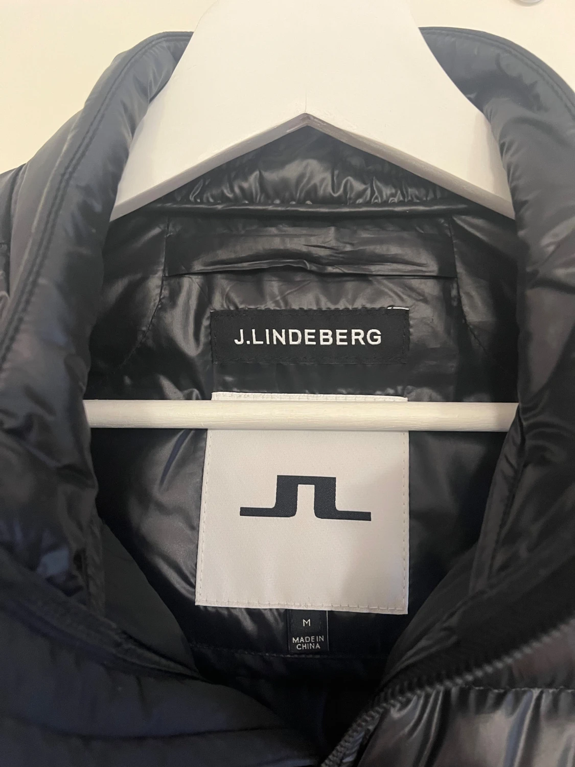 Svart dunväst från J.Lindeberg - 2