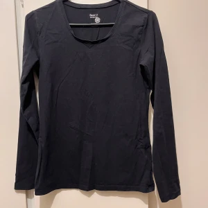 Tröja strl S  - Svart tröja strl S från Basic U Collection. Material: bomull och elastan 