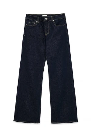 Wide jeans från NA-KD, mörkblå, strl 36 - Säljer ett par mörkblå jeans från NA-KD i storlek 36. Modellen är den populära ”jeans med låg midja” i mörkblå färg. Fint skick, är dock lite slitage vid byx kanten men inget väsentligt.