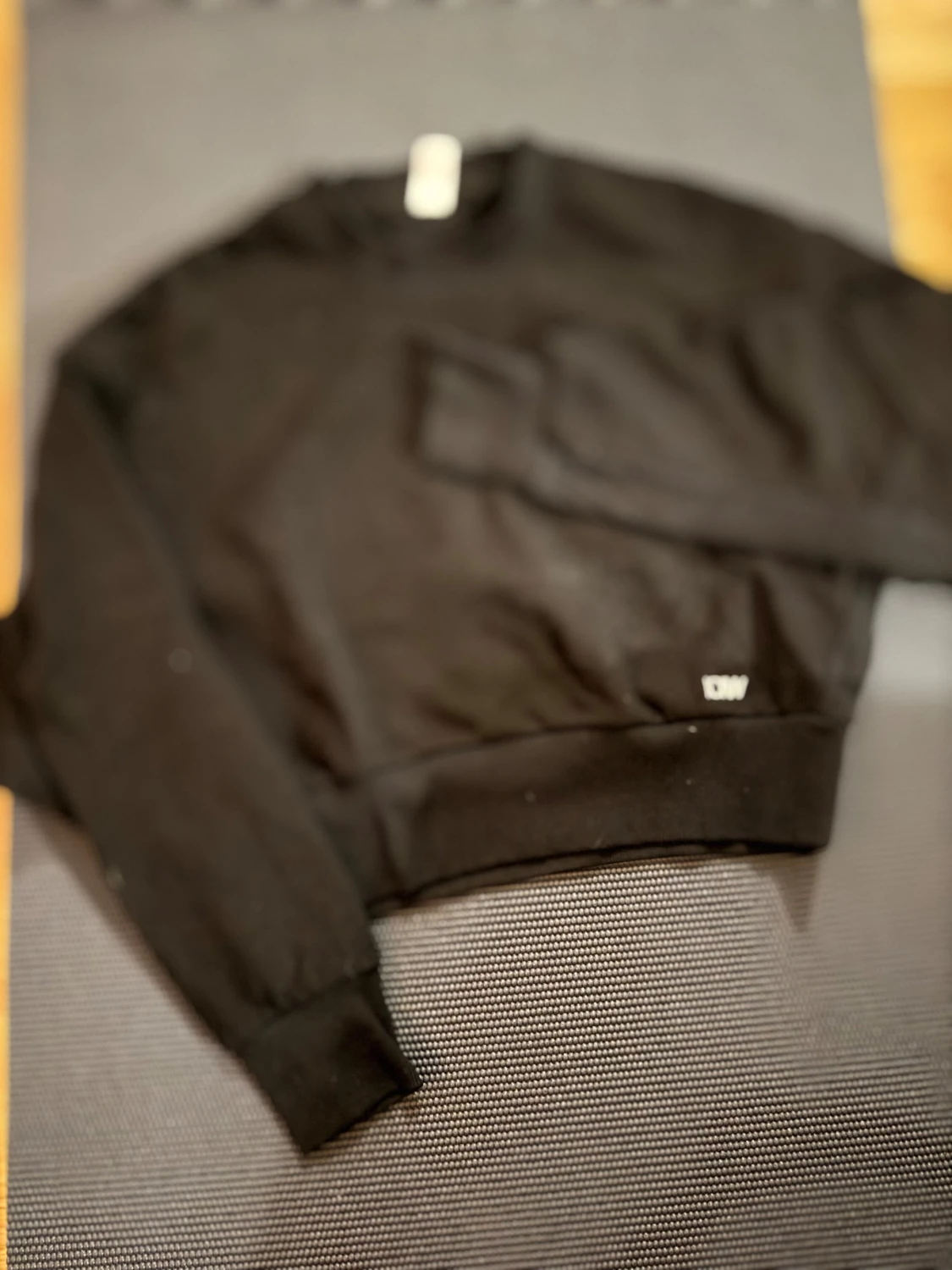 Svart sweatshirt från ICANIWILL -Croppad 