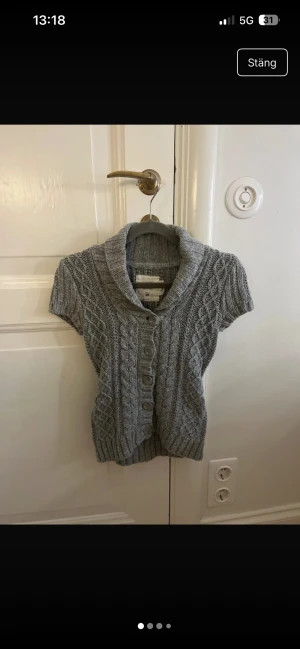 Grå stickad kofta från H&M L.O.G.G. - Jättefin 2000s kofta från h&m L.O.G.G. Storleken är 4-6 år men den passar mig som brukar ha xxs/xxxs!