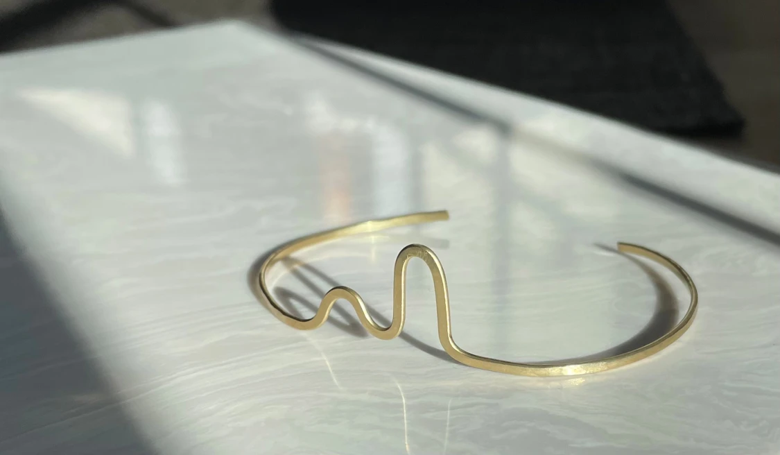 Guldigt minimalistiskt armband vågform - 1