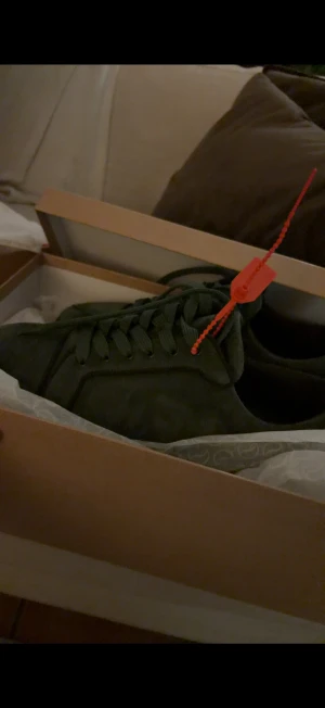 Mörkgröna mocka sneakers med snörning - Louboutin helt äkta har kvitto och box dom kostar 12000 men säljer för 7000 helt nya med tag kvar på så dom är aldrig använda. 