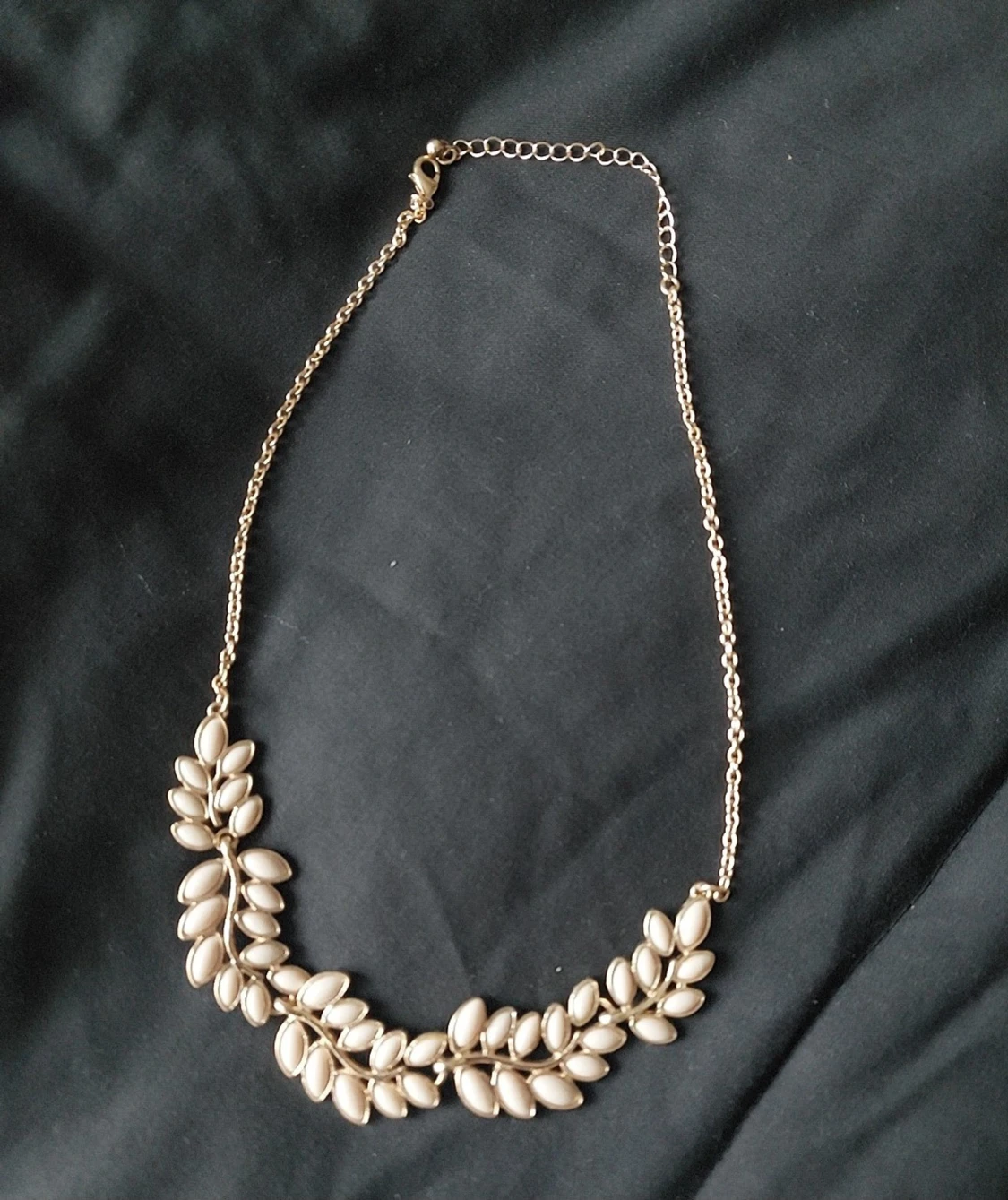 Guldigt halsband med pärldetaljer - 1