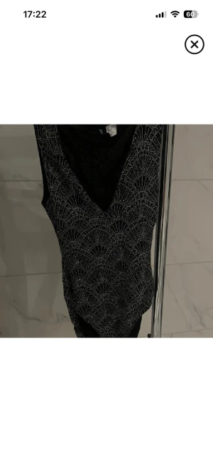 V-ringad glittrig Body- H&M - V-ringad glittrig body från H&M i storlek XS. Perfekt för fester, knappast använd. För mer info & bilder kom PM 💗