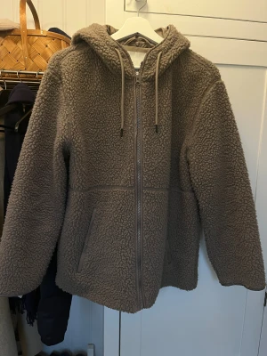 Brun teddyjacka - Använt en höst försiktigt, inga tydliga täcken på användning. Pris kan diskuteras