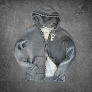 Abercrombie & fitch Hoodie - Stilren A&F Hoodie med broderat tryck på bröstet | Storlek: M | Mycket bra skick! Slitningar ska vara där! | Tveka inte att höra av vid funderingar!