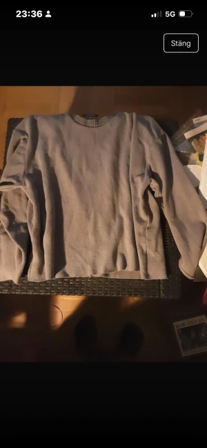 Grå stickad tröja med rund hals - En enkel och stilren grå stickad tröja med rundad halsringning och långa ärmar. Perfekt för dig som gillar en clean look och vill ha något mjukt och bekvämt att slänga på dig. Passar till jeans eller cargo för en chill vibe.