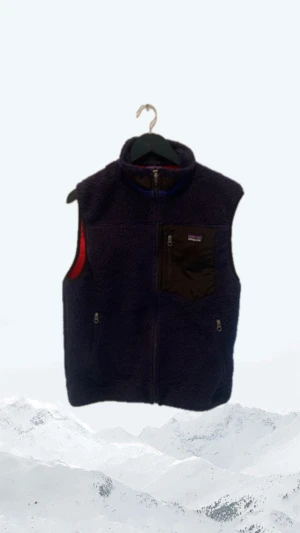 Patagonia väst  - Säljer denna riktigt fina patagoina västen i färgen mörk blå/navy blue.                                                                Den är i bra skick skulle säga 8/10 (inge hål eller liknade alls).                                                                            Den passar dig som vanligtvis använder storlek M-S 